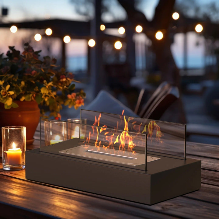 Strak design van de Serene Flame sfeerhaard: robuust beton en elegant veiligheidsglas, ideaal voor tuinhaarden.