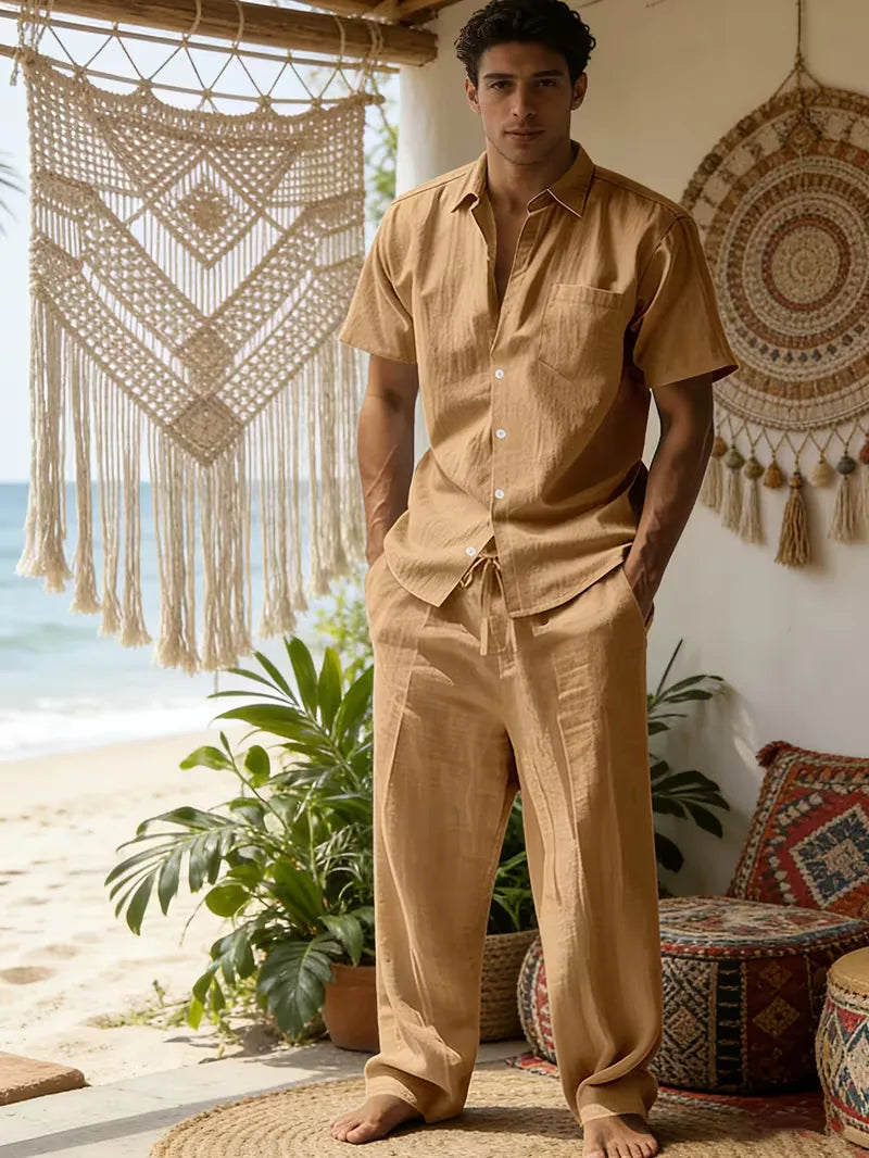 Stijlvolle casual heren zomerset. V-hals overhemd en wijde pijp broek. Ideaal voor strand of stad.