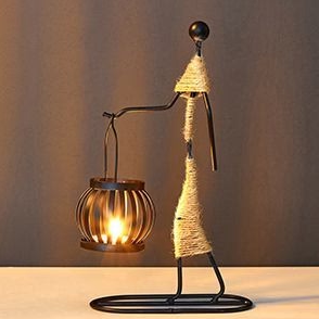 Minimalistische retro metalen kaarsenhouder, een elegante en sfeervolle eyecatcher voor het interieur.