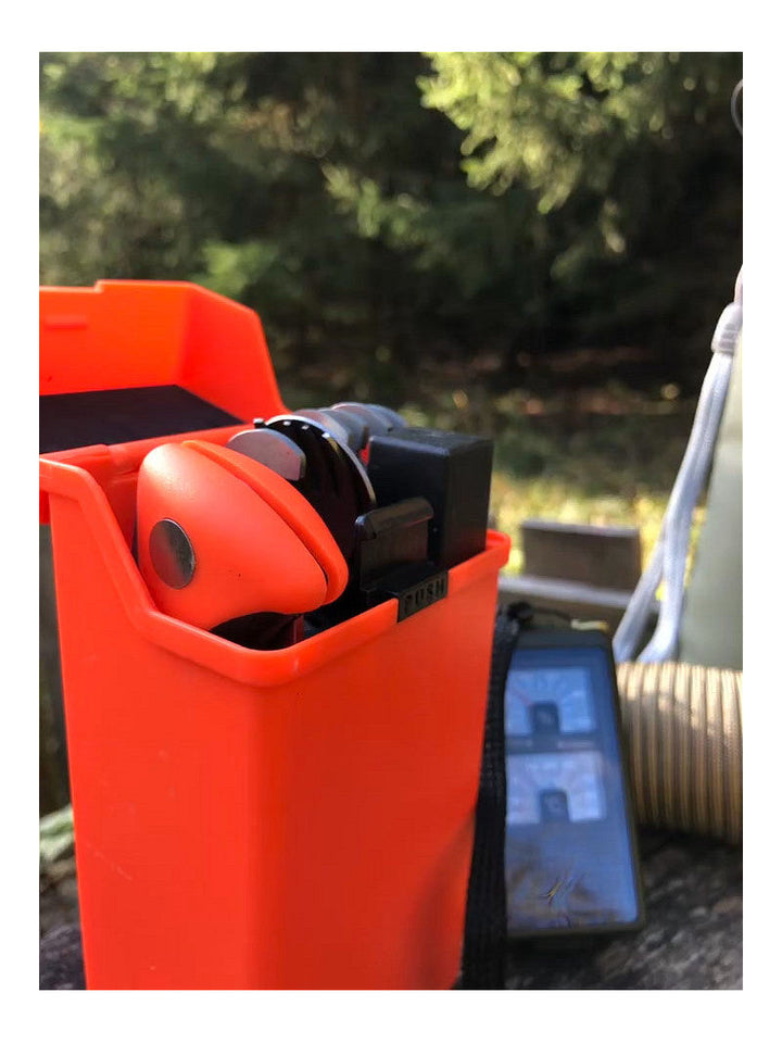 Close-up van de ProGear survival kit met ingebouwd mes en vuurstarter. Cruciale gereedschapset voor preppers en bushcraft.