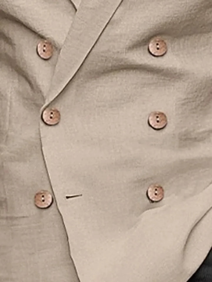 Comfortabele linnen herenblazer slim fit, met lange mouwen en unieke houten knopen, perfect voor lentemode.