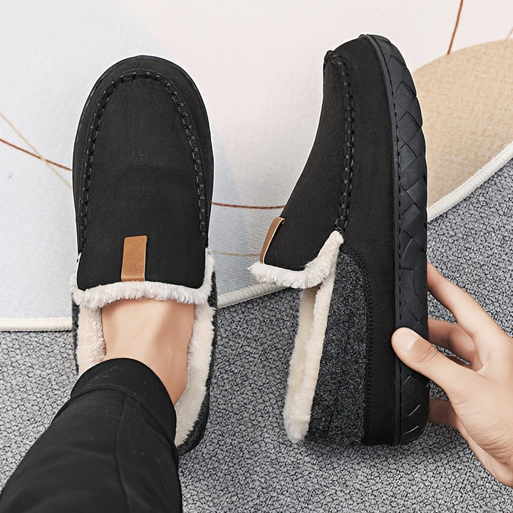 Zwarte heren huispantoffels, loafers stijl, ultiem comfort voor relaxen in de winter.