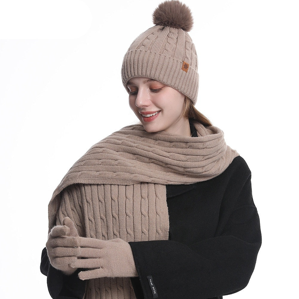 Stijlvolle gebreide dames muts uit de winterset. Biedt warmte en comfort tijdens koude outdoor avonturen.