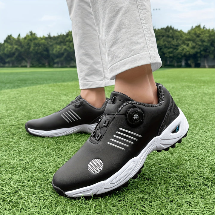 Heren golfschoen in actie, toont de stabiliteit en grip dankzij de zool en draaisluiting.