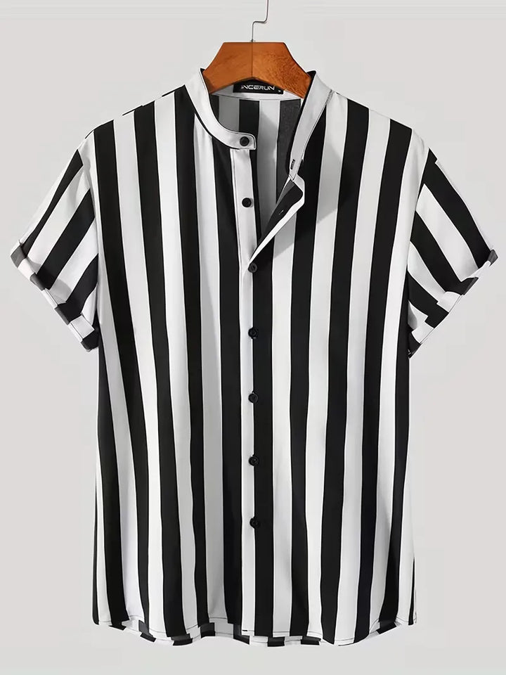 Stijlvol heren zomer overhemd met korte mouw, opvallende verticale strepen. Perfect voor casual en relaxte momenten.