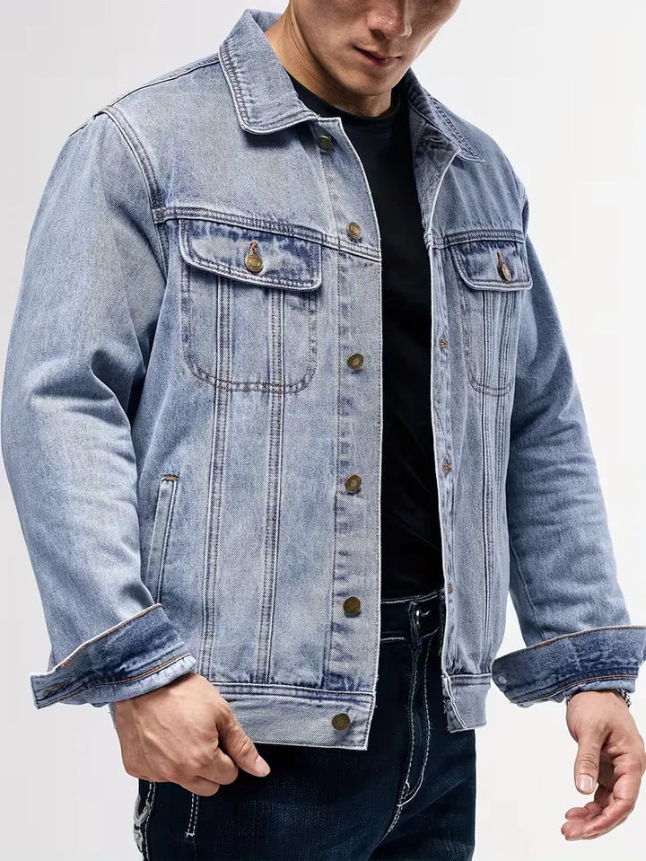 Netjes gevouwen heren spijkerjack met lange mouwen, essentieel kledingstuk voor casual mode.