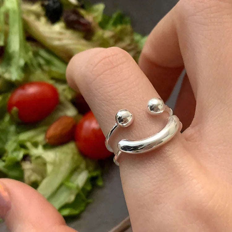 Zilverkleurige verstelbare smiley ring voor dames, een trendy en verguld sieraad dat perfect past bij elke outfit.
