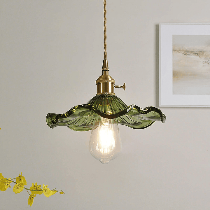 Moderne dimbare hibiscus hanglamp met messing frame en elegant glas. Ideaal voor sfeervolle verlichting.