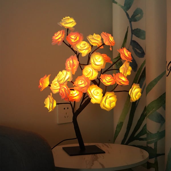 Nachtlampje in de vorm van een rozenboom met warme LED verlichting, ideaal voor een rustgevende sfeer.