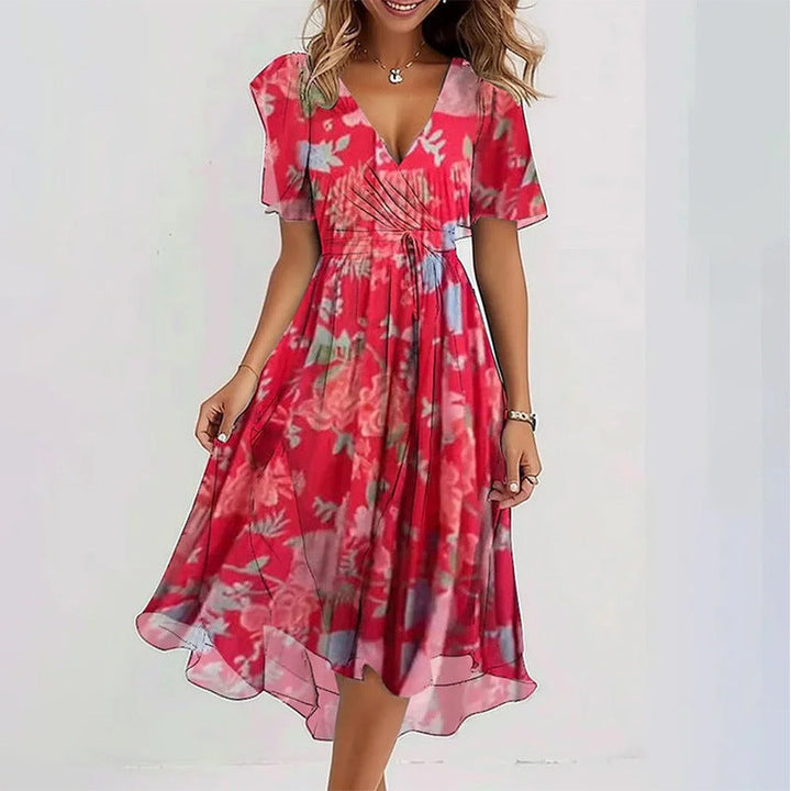 Damesjurk CJ26 met frisse bloemenprint, diepe V-hals en trendy A-lijn pasvorm.
