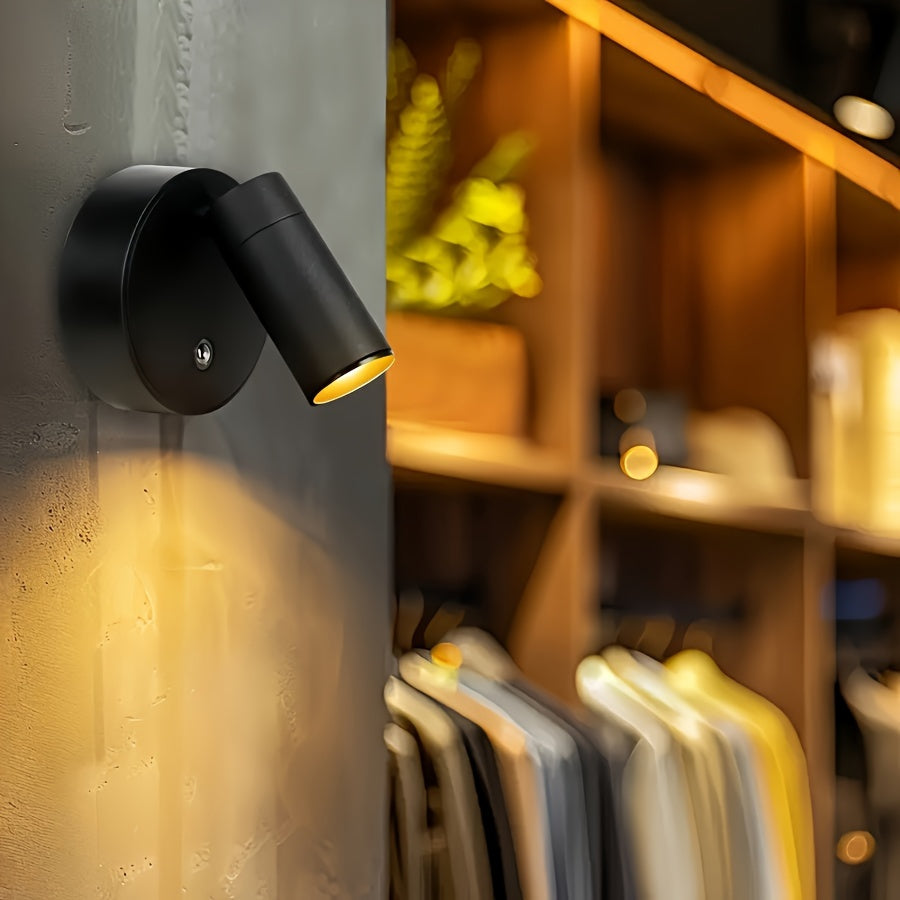 Draadloze LED spotlamp die kunstwerk accentueert met warm dimbaar licht, perfect voor stijlvol interieur.