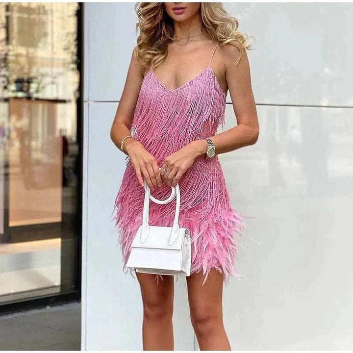 Dames mini cocktailjurk met sierlijke franjes en fijne spaghettibandjes. Ideaal voor een avondje dansen.