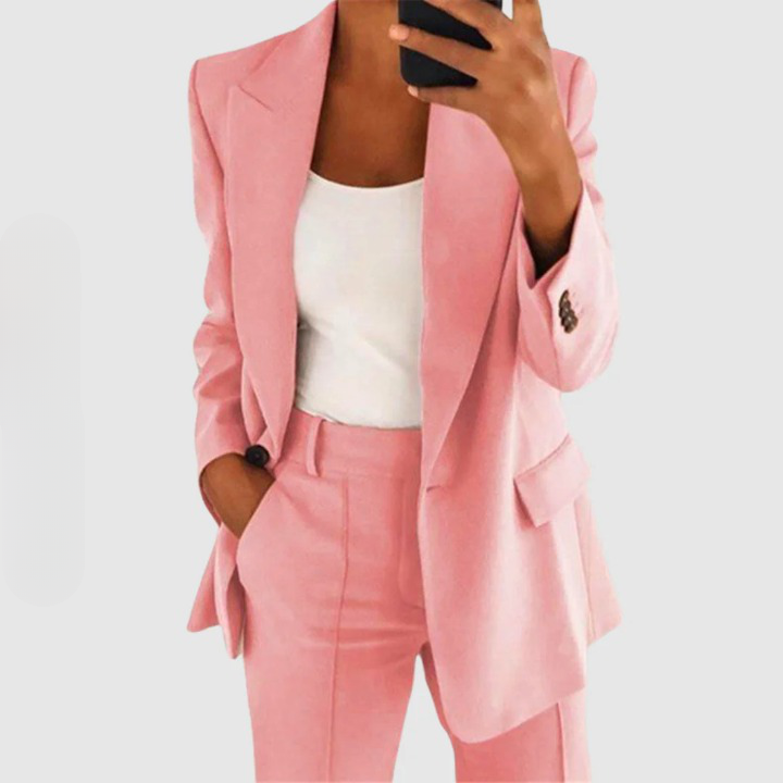 Veelzijdige dames blazerset voor een verfijnde look, geschikt voor mode en zakelijke afspraken. Elegant dames pak.
