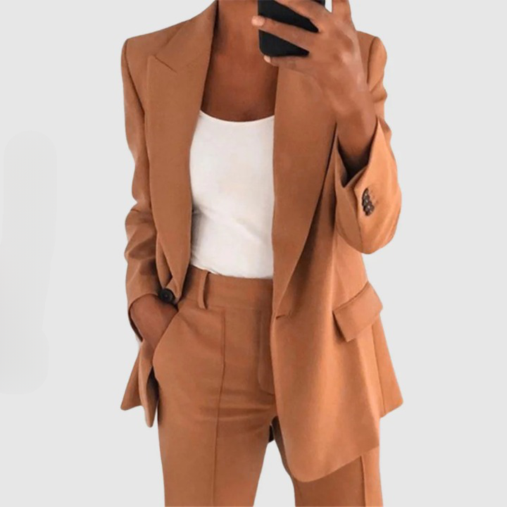 Dames blazerset met blazer en broek, gemaakt van semi-stretch materiaal. Chic dames pak voor elke gelegenheid.