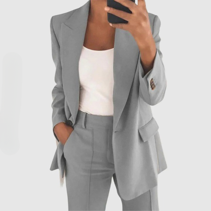 Trendy dames blazerset: complete set met blazer en broek. Ideaal voor een elegante, moderne damesmode look.