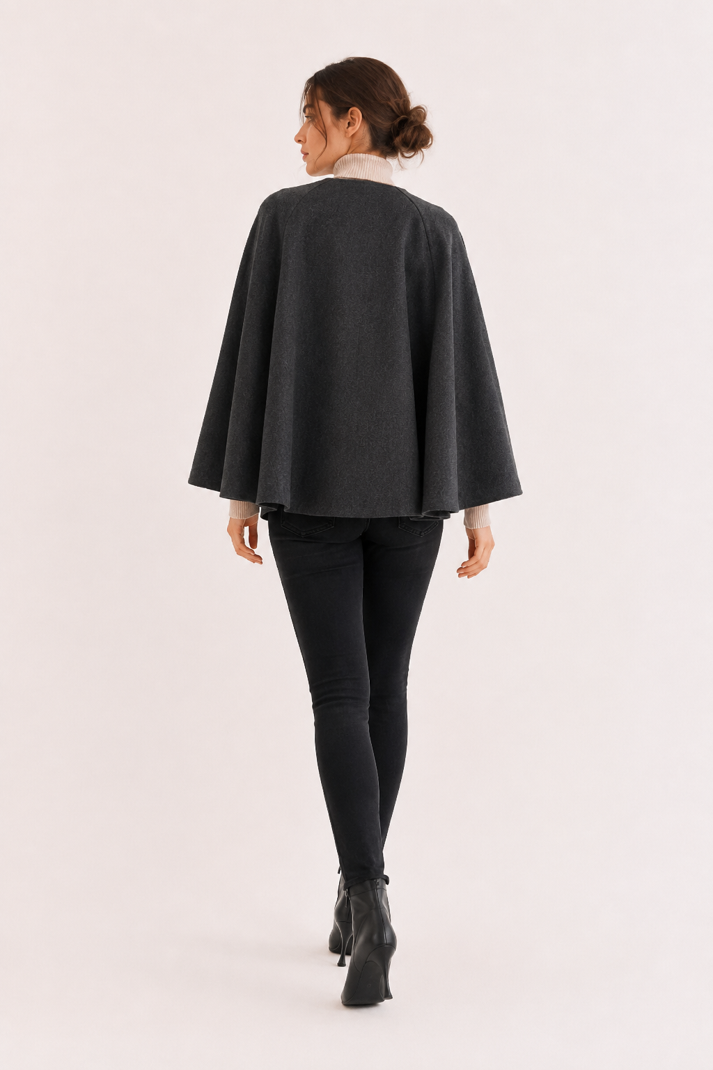 Comfortabele dames mantelcape, openvallend, met brede mouwen, perfect voor gure winterdagen. Warme en stijlvolle outfit.