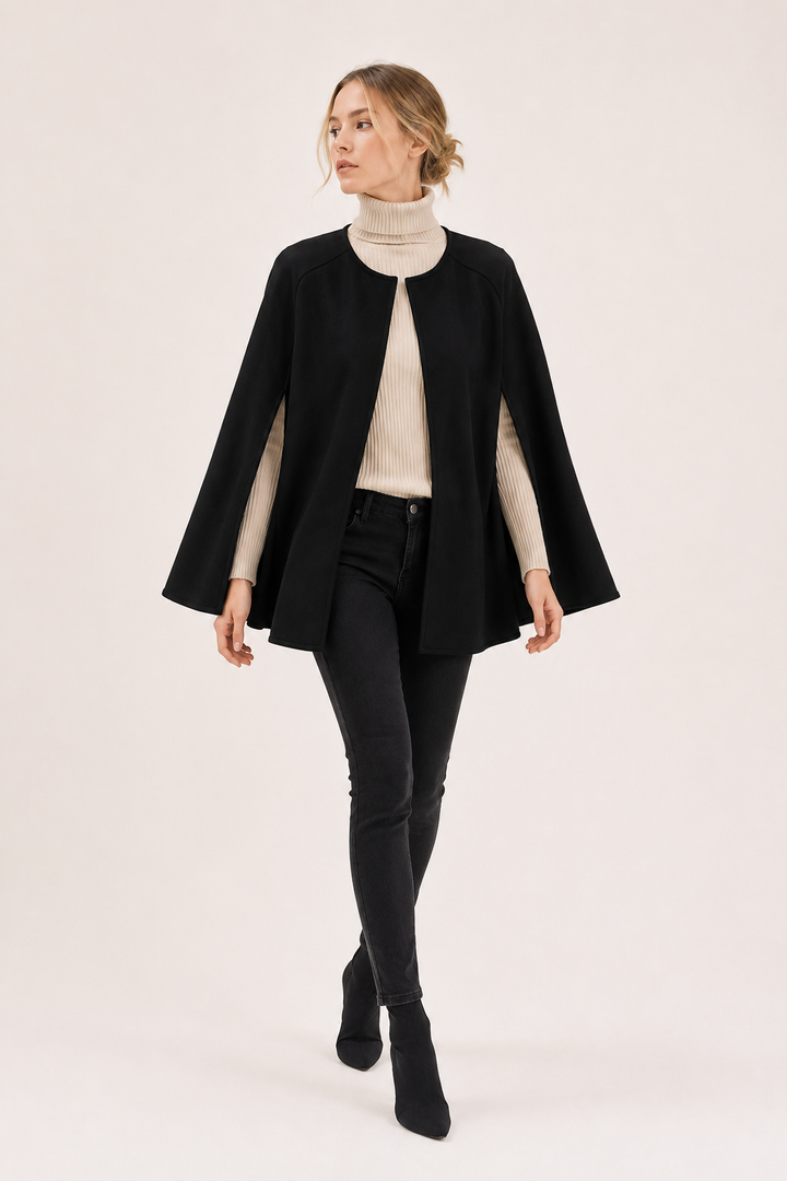 Zwarte dames cape-mantel, losvallend en comfortabel, met open voorkant en wijde mouwen, ideaal voor herfst- en wintermode.