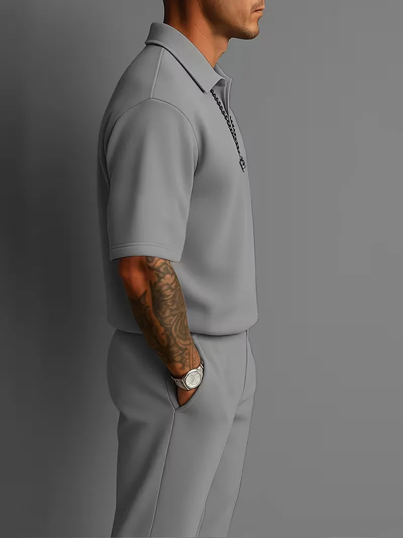Comfortabel en stijlvol heren smart-casual pak, korte mouwen polo en rechte broek.