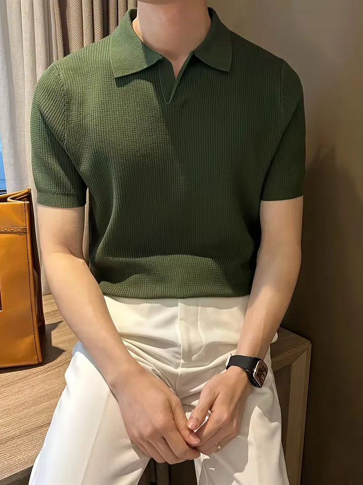 Khaki heren gebreide polo met V-hals en korte mouwen, comfortabele regular fit.