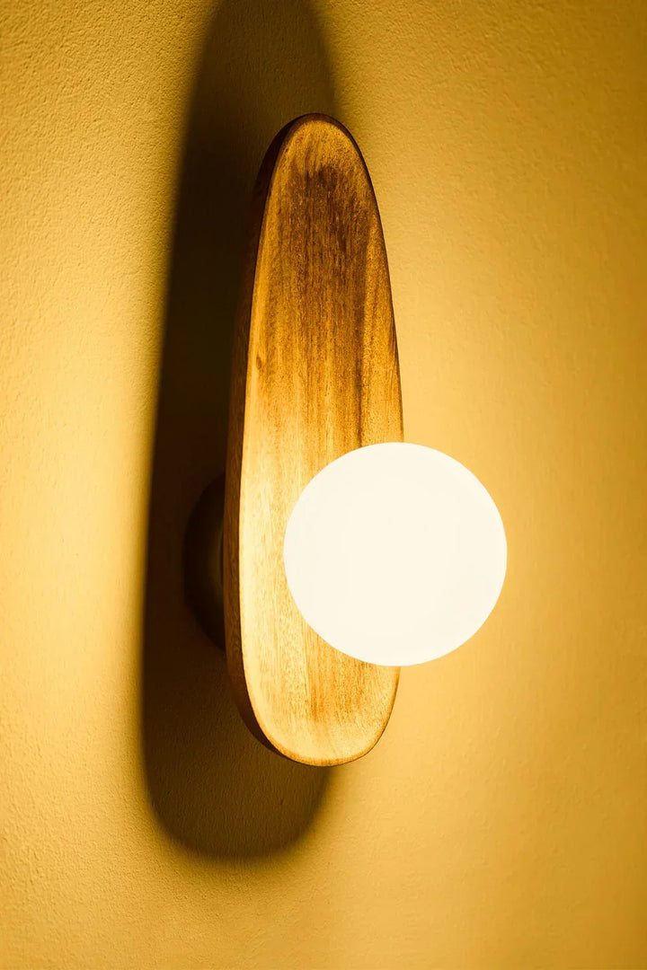 Modern design wandlamp van acaciahout met opaalglas, creëert een natuurlijke en warme sfeer.
