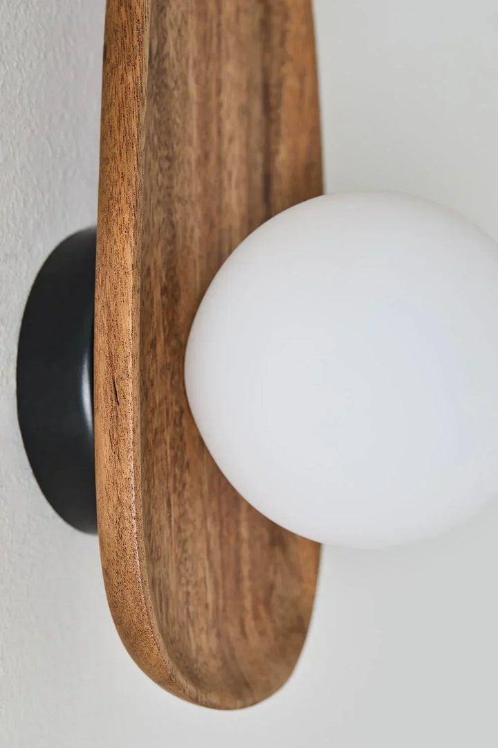 Sfeervolle wandlamp met een massief houten frame en opaalglas; perfecte interieur verlichting.