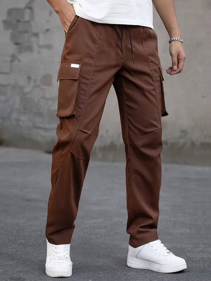 Koffie casual cargo broek voor heren, comfortabel en stijlvol met handige zakken.