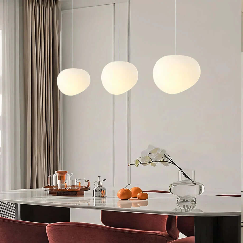 Elegante witte kiezel plafondlamp. Brengt rust en sfeer met uniek design. Ideale interieur verlichting.