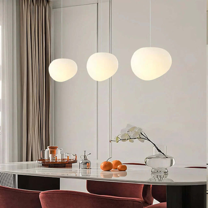 Elegante witte kiezel plafondlamp. Brengt rust en sfeer met uniek design. Ideale interieur verlichting.