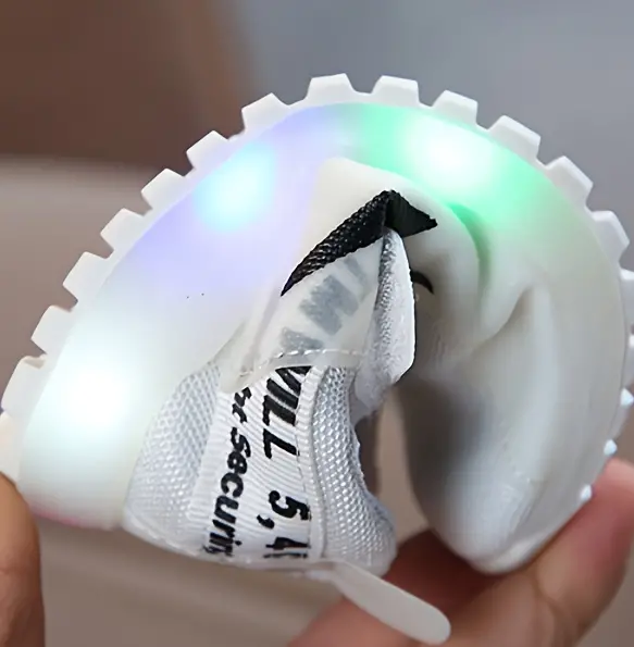 De GlowSteps peuter LED sneakers zijn verkrijgbaar in roze, rood, zwart, wit, comfortabel en antislip.