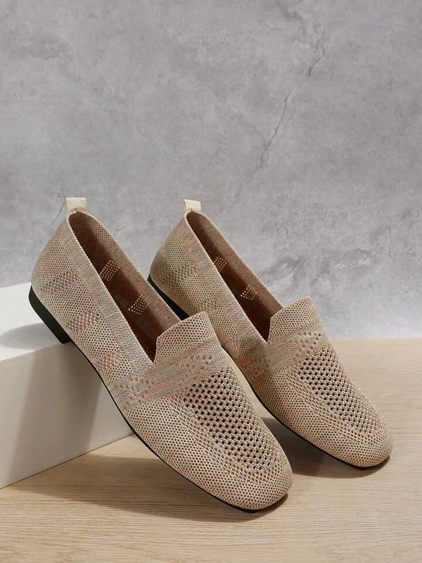 Damesschoenen: stijlvolle zwarte instappers met orthopedische binnenzool en antislip grip.