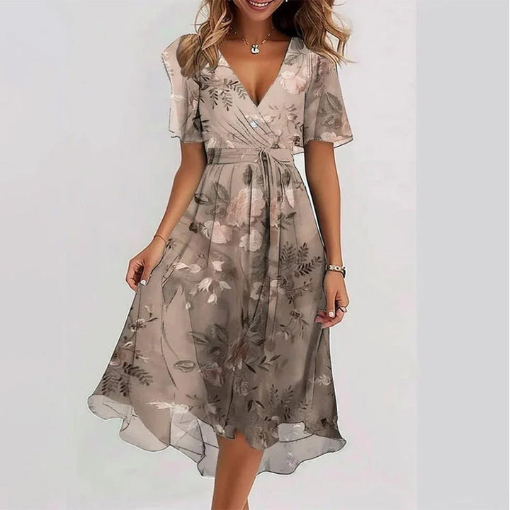 Elegante damesjurk met bloemenprint, V-hals, korte mouwen en comfortabel A-lijn silhouet.