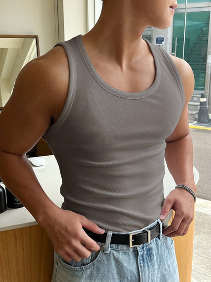 "Ademende heren tanktop voor zomer, lichtgrijs, mouwloos, luchtige stof, comfortabele en stijlvolle, ideaal voor warme dagen.