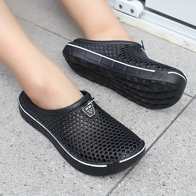 "Ademende herenclogs in sportieve stijl, lichtgewicht en flexibel, ideaal voor actieve dagen en vrije tijd."