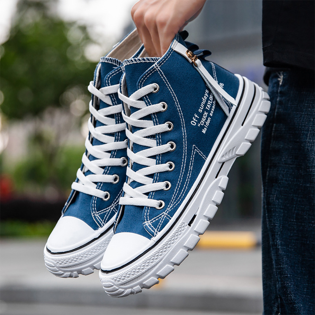 "Ademende high-top sneakers voor mannen, modern design in zwart, canvas bovenmateriaal met rubberen zool."
