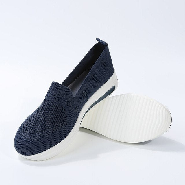 "Ademende orthopedische damessneakers, stijlvol ontwerp, brede neus, duurzame stof, perfect voor dagelijks comfort."