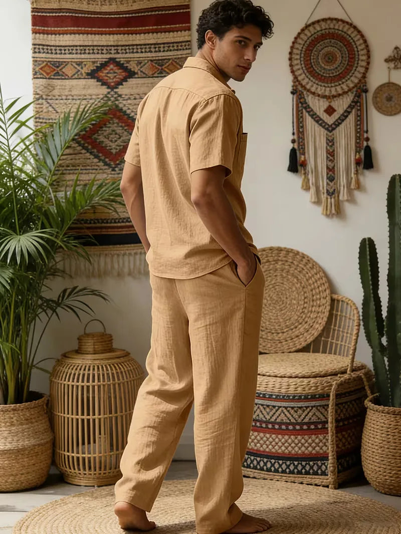 Heren vakantie kledingset: V-hals overhemd en wijde broek. Comfortabel en trendy voor de zomer.