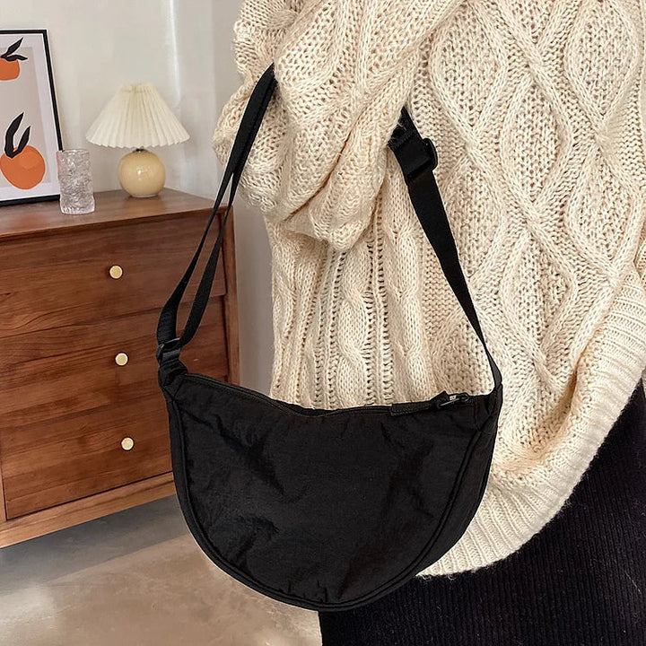 Modieuze dames tas in dumpling stijl, ideaal als crossbody voor een moderne uitstraling.