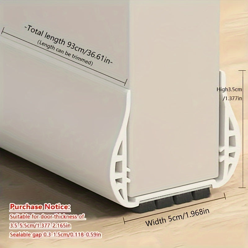Close-up van SnugBlock tochtstrip, toont flexibel materiaal voor naadloze aansluiting onder de deur.