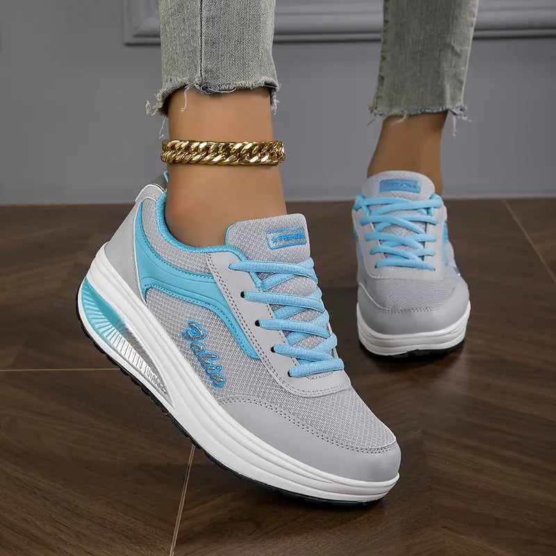 Close-up van comfortabele dames sneakers, toont vetersluiting en hoogwaardige afwerking.