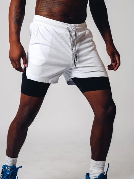Actieve heren 2-in-1 hardloopshort, met ingebouwde compressie, voor bewegingsvrijheid en ondersteuning tijdens het sporten.