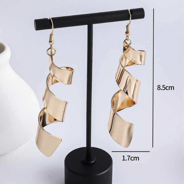 Lichtgewicht goudkleurige oorringen voor dames, elegant draadontwerp met organische vorm, stijlvolle moderne sieraden.