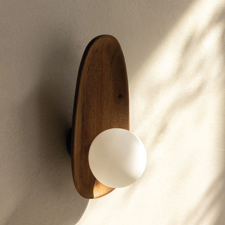 Houten wandlamp met opaalglas, ideaal voor sfeervolle verlichting in een modern interieur.
