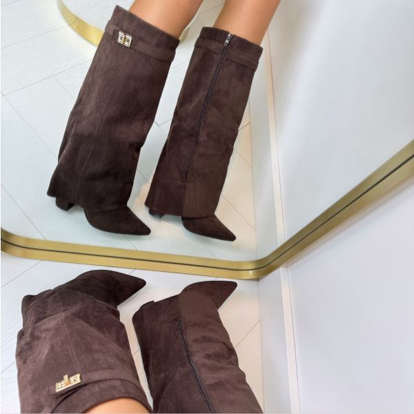 Warme dameslaarzen in bruin, van suède, met een gespdetail. Stijlvolle en comfortabele winterschoenen.