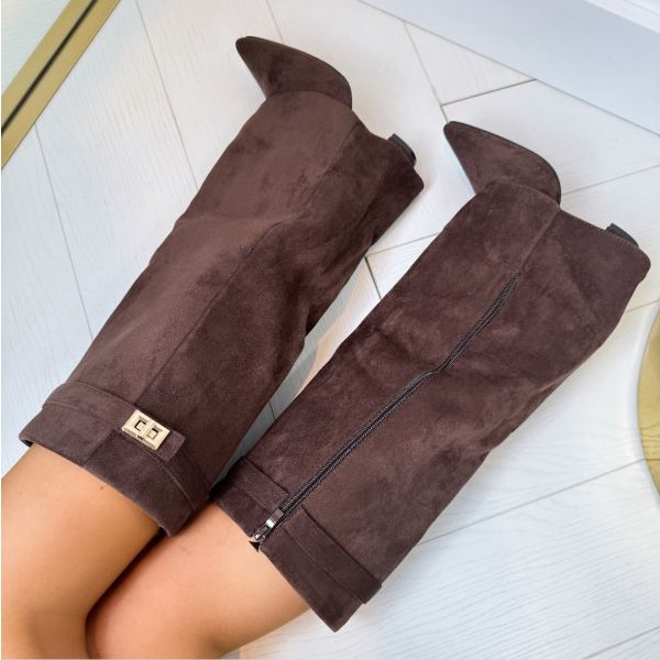 Nieuwe elegante dameslaarzen met gespdetail. Zwarte, comfortabele laarzen van suède of kunstleer.
