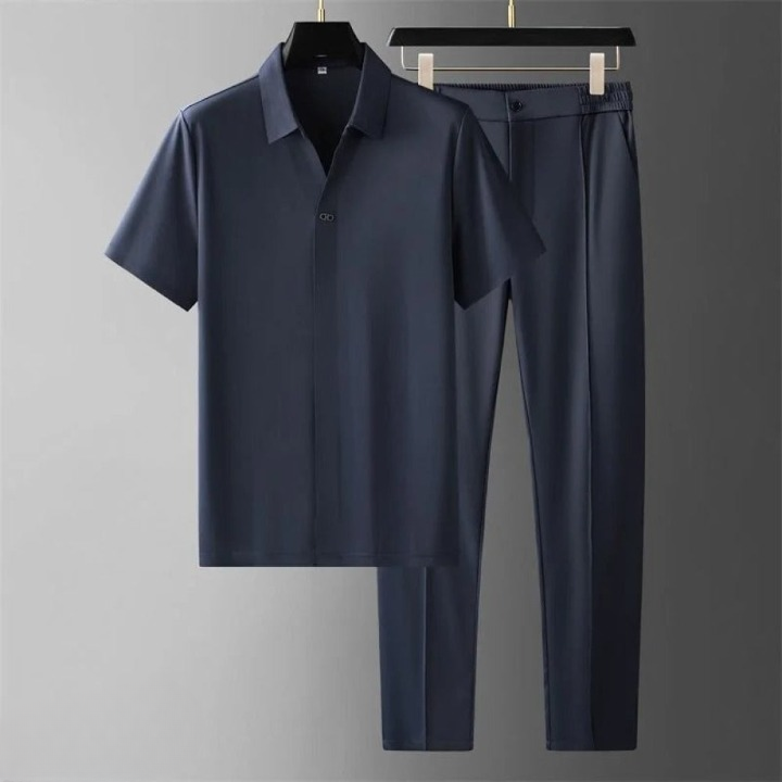 Zijaanzicht van de elegante heren tweedelige set: polo en pantalon. Luxe casual zomerkleding voor mannen.