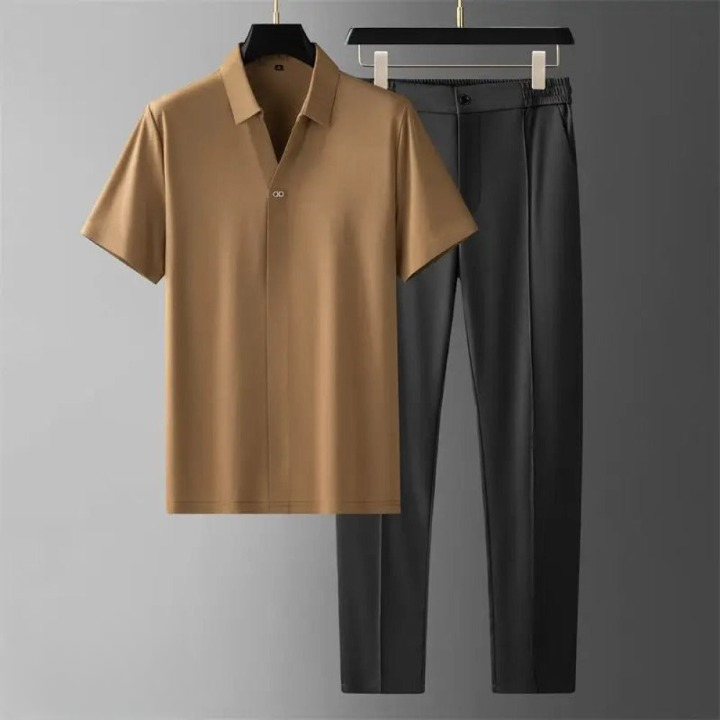 Comfortabele mannen tweedelige set: zachte polo en soepele pantalon. Ideaal voor warme zomerdagen.