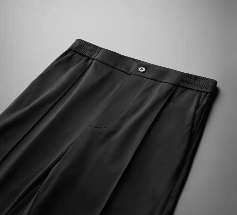 Detail van de comfortabele mannen pantalon, onderdeel van een luxe tweedelige set. Casual herenmode zomer.
