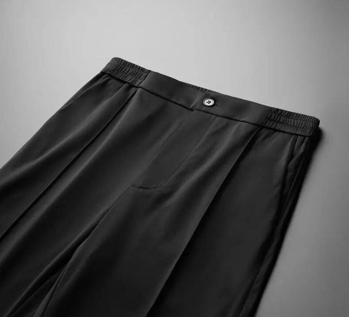 Detail van de comfortabele mannen pantalon, onderdeel van een luxe tweedelige set. Casual herenmode zomer.