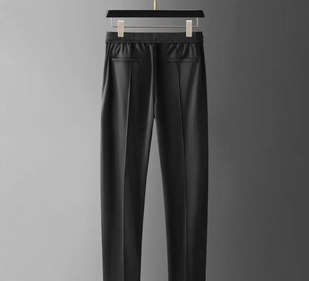 Hoogwaardige mannen tweedelige set met stijlvolle polo & comfortabele pantalon. Elegante casual zomerkleding.