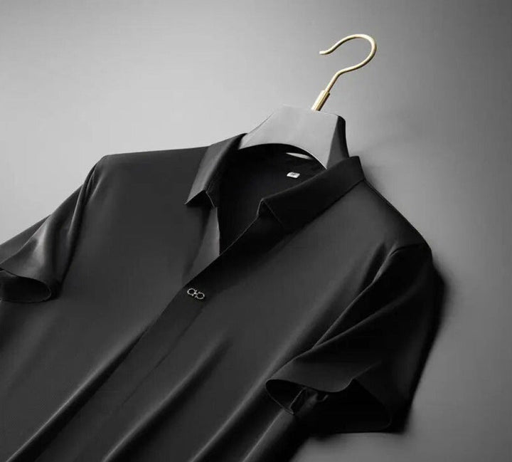 Man draagt luxe tweedelige set: stijlvolle polo & comfortabele pantalon. Perfecte zomerse heren outfit.